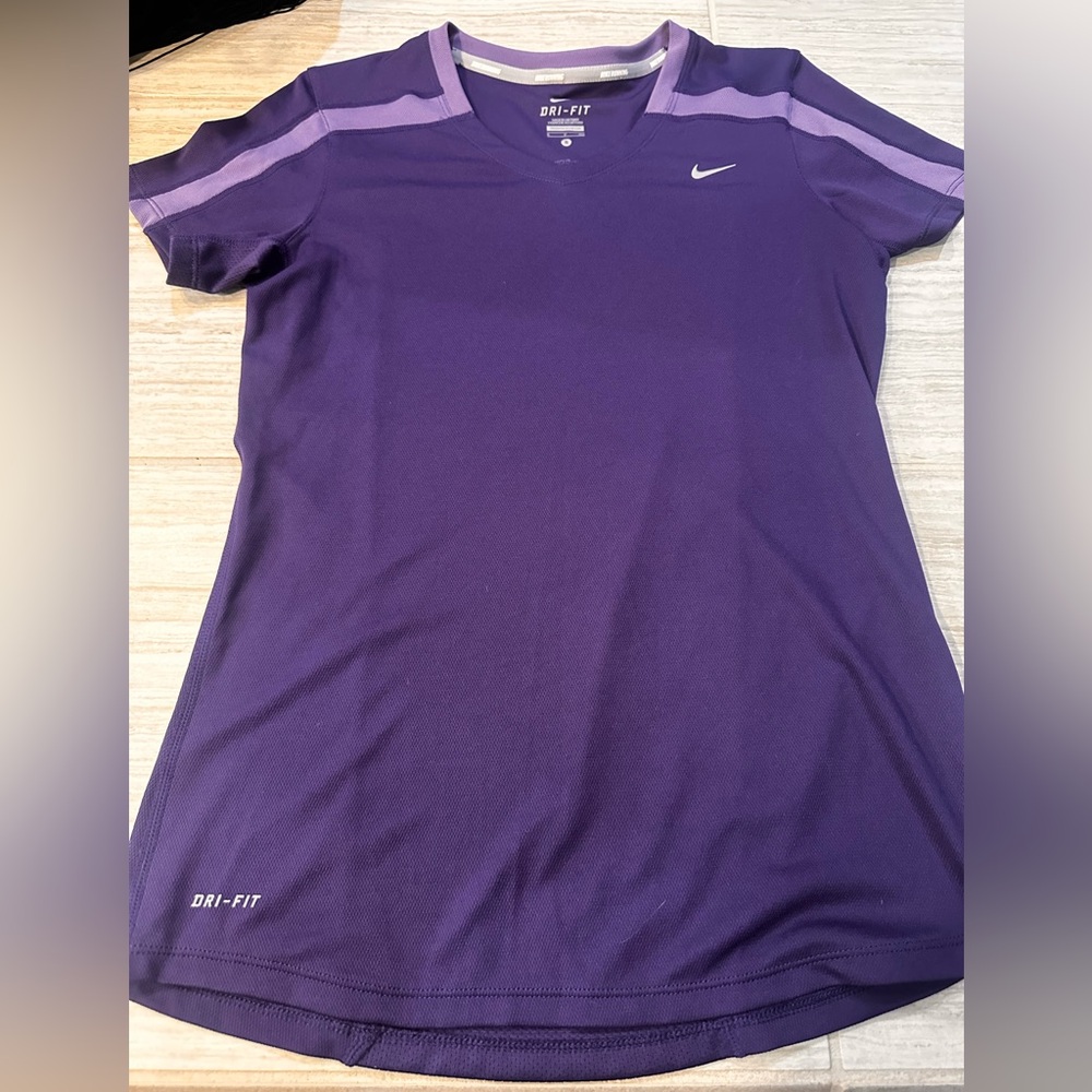 Women’s Nike short sleeve, running shirt
Size small
